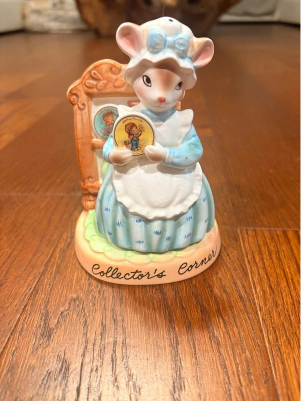 Avon Collectors Corner Ceramic Mouse Figurine
